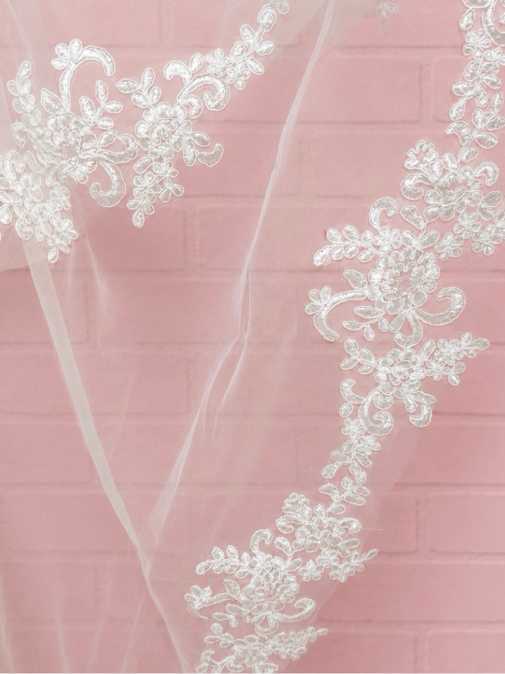 Elegant Ivory Lace Wedding Veil - Picture 3 of 8